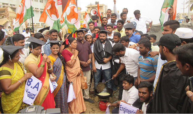 ಚಾಮರಾಜನಗರ: ಜಿಲ್ಲಾ ಯುವ ಕಾಂಗ್ರೆಸ್, ವಿದ್ಯಾರ್ಥಿ ಕಾಂಗ್ರೆಸ್ ವತಿಯಿಂದ ಪಕೋಡ ತಯಾರಿಸಿ ಪ್ರತಿಭಟನೆ